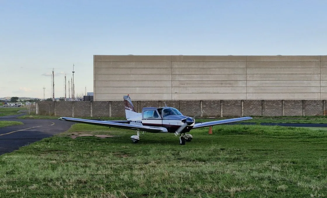Aeronave monomotora da frota do Aeroclube de Ribeirão Preto, homologada pela ANAC, no pátio do Aeroporto Dr. Leite Lopes