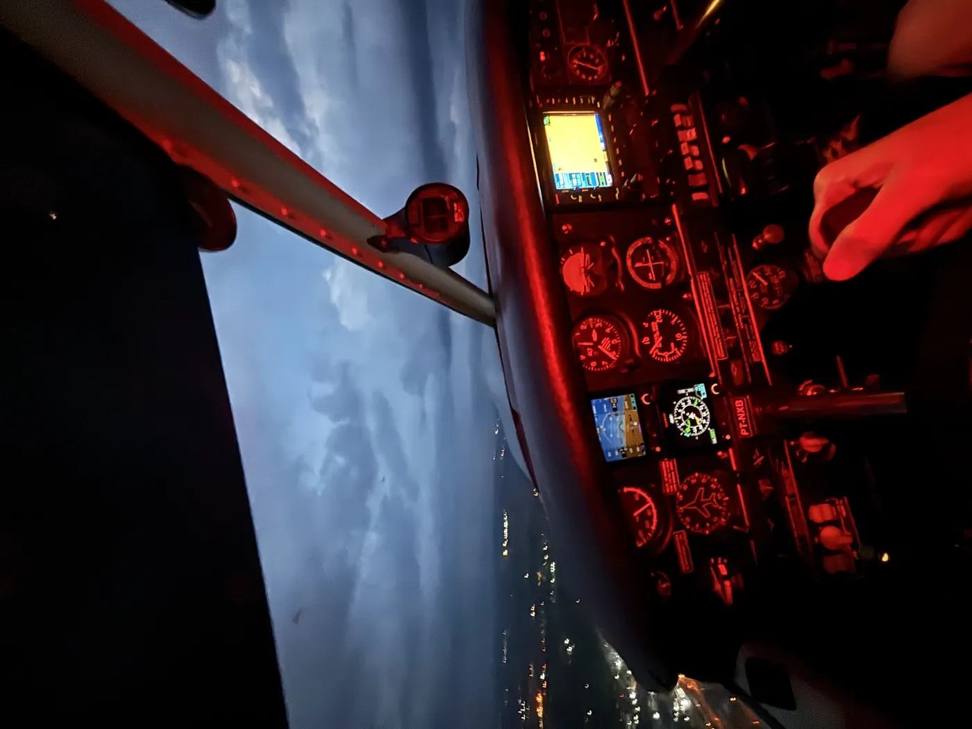 Aeronave do ACRP em treinamento de voo noturno no Aeroporto Dr. Leite Lopes